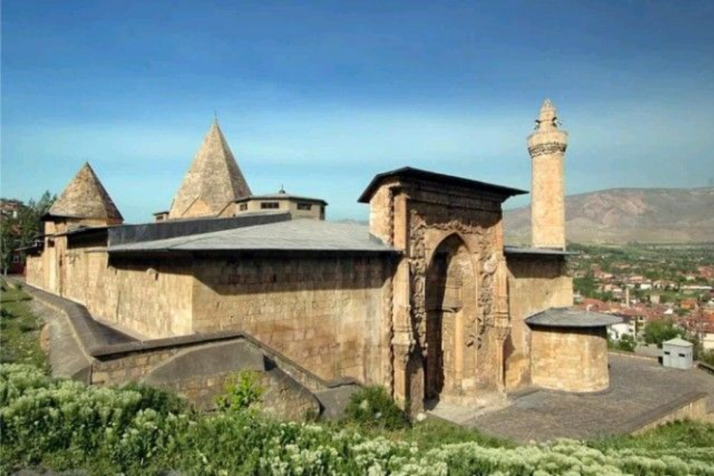 Mengucek-camii-1-1024x683 Mengücek Camii | Divriği’nin Hazinesi